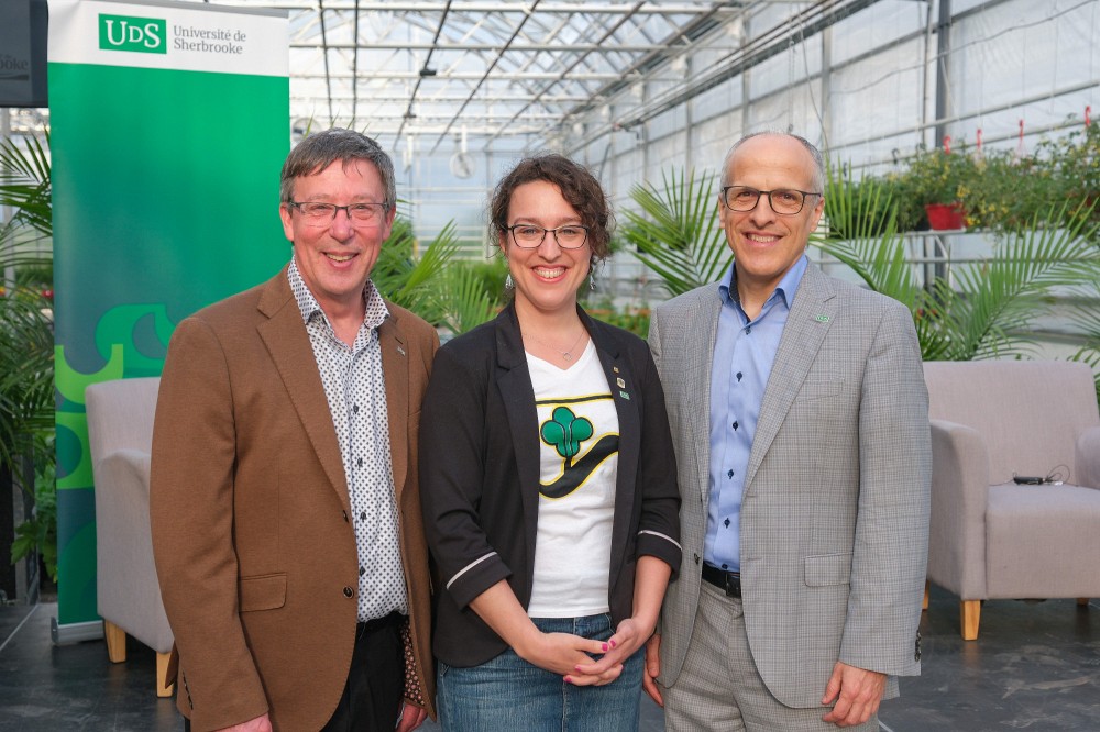 Jean-Pierre Perreault, recteur &eacute;lu de l&rsquo;UdeS, &Eacute;velyne Beaudin, mairesse de Sherbrooke, et Pierre Cossette, recteur de l&rsquo;UdeS, lors d&rsquo;un &eacute;v&eacute;nement soulignant la poursuite de la strat&eacute;gie Innovation, Partenariats, Entrepreneuriat (IPE), le 29 mai, aux Serres St-&Eacute;lie