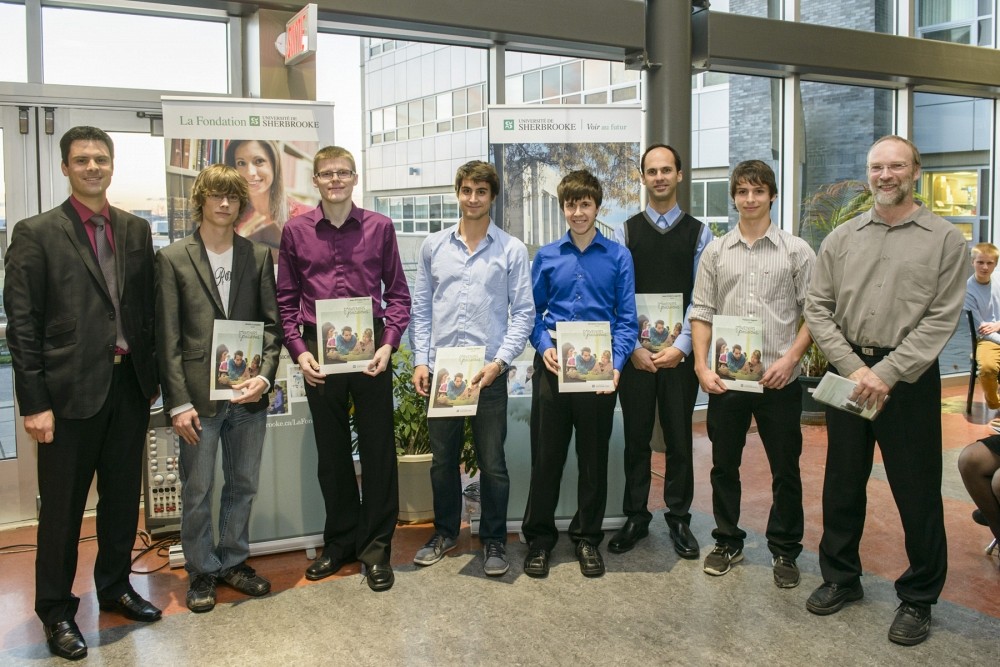 M. Charles&nbsp;Gingras, directeur de Groupe Alithya, et Pr&nbsp;Gabriel&nbsp;Girard, directeur du D&eacute;partement d'informatique, entourent les six r&eacute;cipiendaires des bourses Alithya, d'une valeur de 1000&nbsp;$ chacune. Ces bourses&nbsp; de recrutement, de pers&eacute;v&eacute;rance et/ou d'excellence sont attribu&eacute;es &agrave; une &eacute;tudiante ou un &eacute;tudiant en informatique.