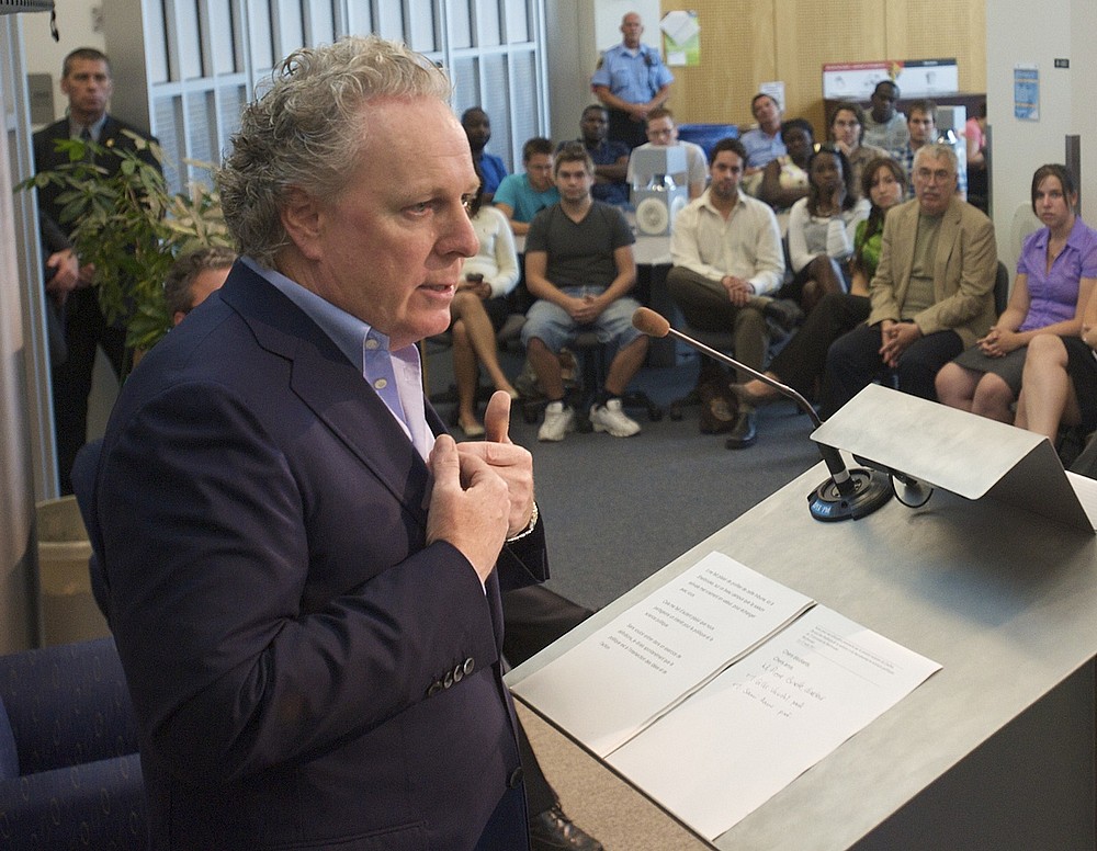 Le premier ministre du Qu&eacute;bec, Jean Charest, lors de son entretien avec les &eacute;tudiants de l'&Eacute;cole de politique appliqu&eacute;e.