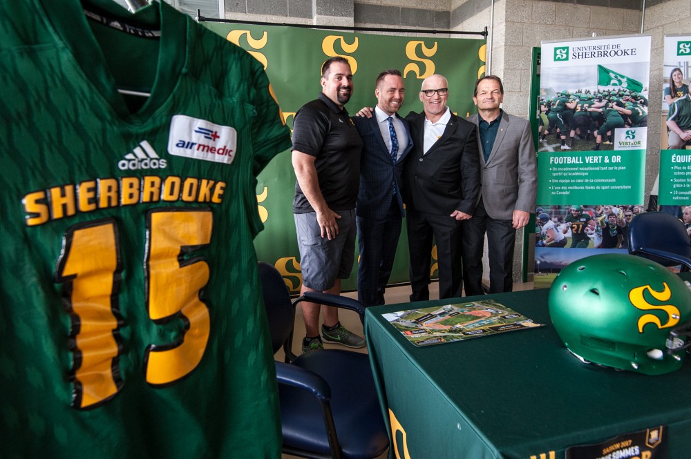 Mathieu Lecompte, Jean-S&eacute;bastien Poulin, Alain Lapointe et Jean-Pierre Boucher lors de la conf&eacute;rence de presse du 15e anniversaire du Vert & Or football, le 24 mai dernier.