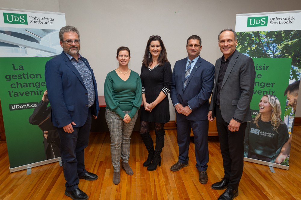 Vincent Aimez, vice-recteur &agrave; la valorisation et aux partenariats; Patricia Lemaire, directrice g&eacute;n&eacute;rale de la Fondation famille Lemaire; Claudia Champagne, vice-doyenne &agrave; la recherche &agrave; l&rsquo;&Eacute;cole de gestion; Pascal Gr&eacute;goire, directeur g&eacute;n&eacute;ral de La Fondation de l&rsquo;Universit&eacute; de Sherbrooke, et Jean Roy, doyen de l&rsquo;&Eacute;cole de gestion
