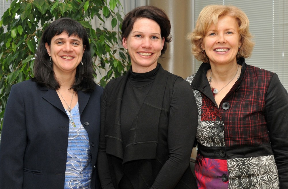Manon Guay entour&eacute;e de ses directrices de th&egrave;se, Marie-France Dubois et Johanne Desrosiers.