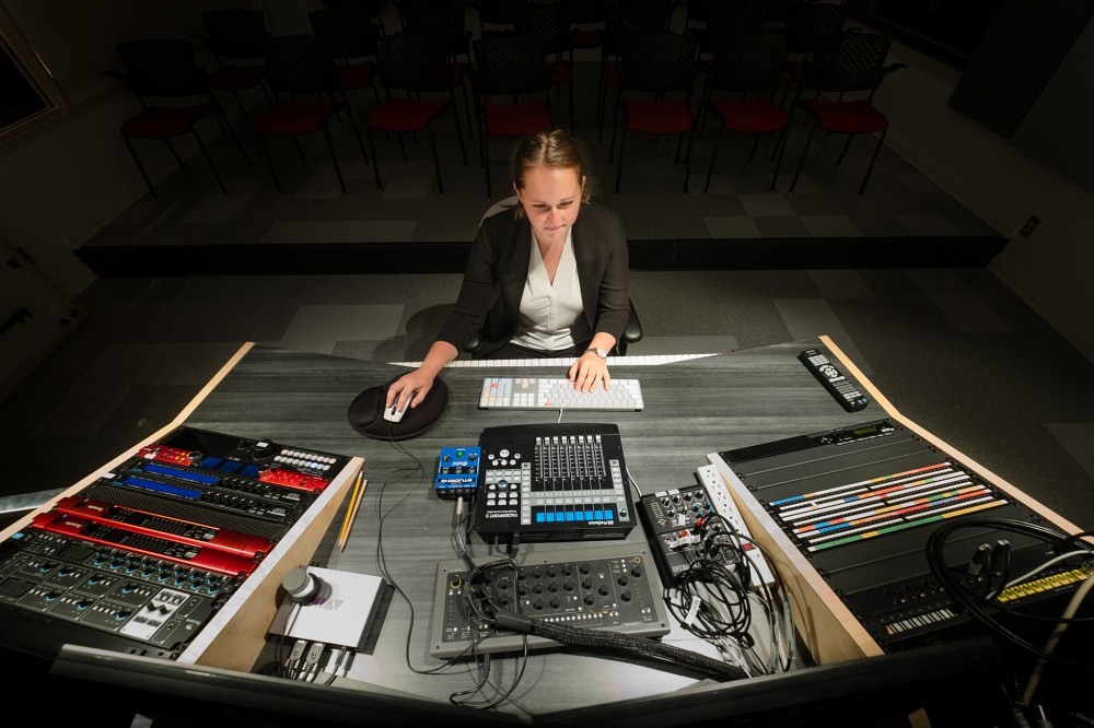 Les &eacute;tudiantes et les &eacute;tudiants seront int&eacute;gr&eacute;s aux &eacute;quipes de productions et occuperont le r&ocirc;le de compositrice ou de compositeur de musique &agrave; part enti&egrave;re, contribuant pleinement aux projets dans les secteurs de l&rsquo;audiovisuel, de la cin&eacute;matographie ou du multim&eacute;dia.