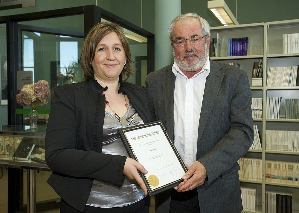 Adela Gligor, r&eacute;cipiendaire du prix scientifique Anne-H&eacute;bert (3e&nbsp;&eacute;d.), accompagn&eacute;e de Michel Gosselin, pr&eacute;sident du Comit&eacute; de direction du Centre Anne-H&eacute;bert.