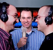 Le professeur Roch Lefebvre au centre, entouré de Philippe Gournay et Tommy Vaillancourt, deux chercheurs qui contribuent aux travaux du Groupe de recherche sur la parole et l\'audio de l\'UdeS