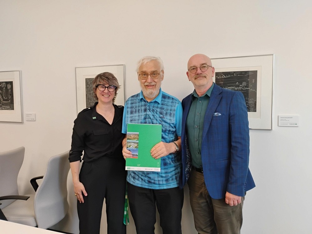 La nouvelle doyenne de la Facult&eacute; des lettres et sciences humaines, la professeure Isabelle Lacroix, et le professeur Gilles Vandal ont officialis&eacute; le&nbsp;g&eacute;n&eacute;reux don par la signature de l&rsquo;entente en pr&eacute;sence du directeur de l'&Eacute;cole de politique appliqu&eacute;e, le professeur Serge Granger.