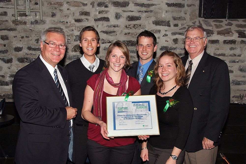 Patrice Breton, directeur g&eacute;n&eacute;ral de la Caisse populaire Mont Bellevue, Carol Migneault, Kristell Savard, Patrick B&eacute;gin, St&eacute;phanie Lavergne et Louis-Denis Lagueux, pr&eacute;sident de la Caisse populaire Mont Bellevue.