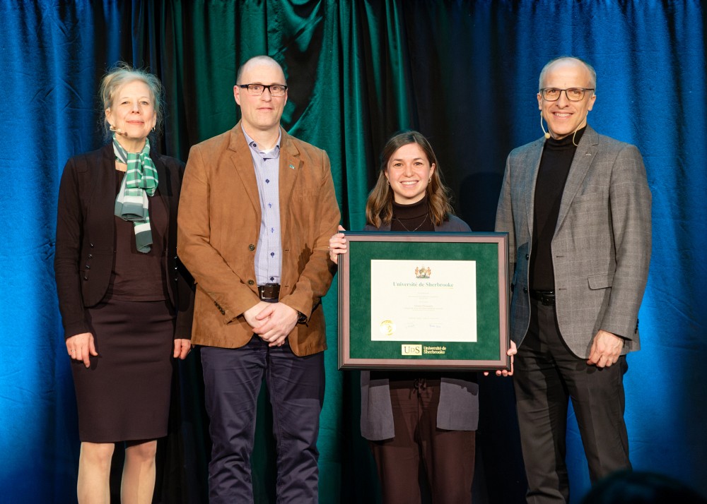 La laur&eacute;ate Jolaine Desautels,&nbsp;accompagn&eacute;e de la vice-rectrice aux &eacute;tudes, Christine Hudon, du doyen de la Facult&eacute; des sciences de l'activit&eacute; physique, Sylvain Turcotte, et du recteur, Pierre Cossette.