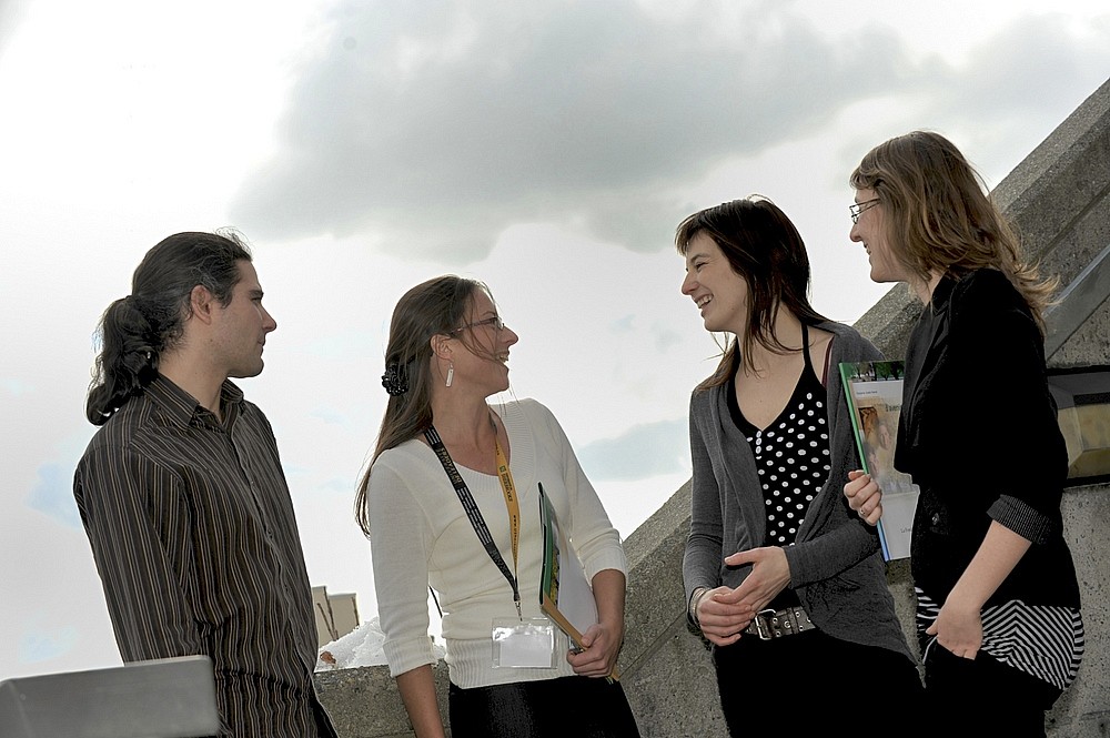 Alexandre Roy, M&eacute;lanie Houle, &Eacute;lisabeth Groulx-Tellier et Jos&eacute;e Hamel ont vu l&rsquo;excellence de leurs travaux respectifs r&eacute;compens&eacute;e en recevant des bourses lors du colloque de l&rsquo;Association de la ma&icirc;trise en environnement de l&rsquo;UdeS.