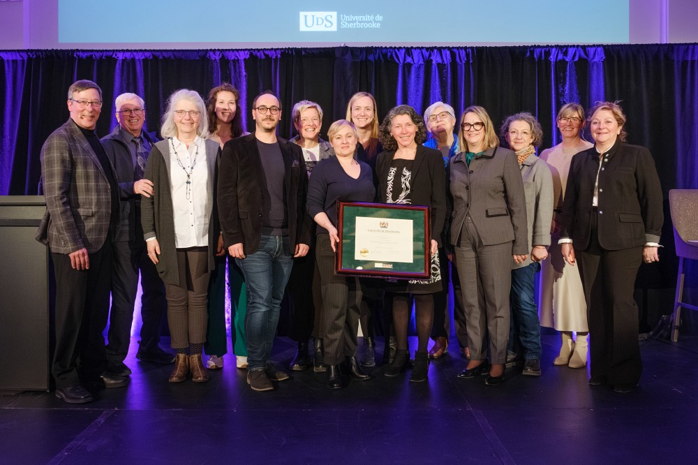 Plusieurs membres de l'&eacute;quipe&nbsp;des microprogrammes de 2e&nbsp;cycle en soutien-conseil et intervention en g&eacute;rontologie : Matthieu Vincenot, la professeure Chantal Viscogliosi, Myl&egrave;ne Salles, M&eacute;lisa Audet, Alexandra &Eacute;thier, les professeures M&eacute;lanie Couture et Samu&egrave;le R&eacute;millard-Boilard, Louise Belzile et Camille Dolbec, en compagnie de la&nbsp;vice-doyenne &agrave; l'enseignement et &agrave; la formation pratique &agrave; la FLSH, la professeure Nathalie Delli Colli,&nbsp;de la vice-rectrice aux &eacute;tudes et &agrave; la vie &eacute;tudiante, la professeure Isabelle Dionne, de la doyenne de la Facult&eacute; des lettres et sciences humaines, la professeure Anick Lessard, et du recteur, le professeur Jean-Pierre Perreault (Absentes&nbsp;: Genevi&egrave;ve Corriveau&nbsp; et Fr&eacute;d&eacute;rique Garnier).