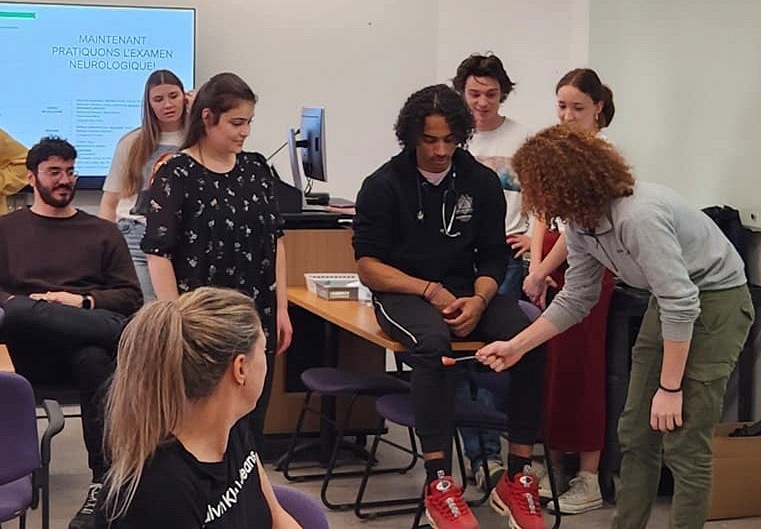 Lors de la soir&eacute;e Voie sciences sant&eacute; organis&eacute;e par des &eacute;tudiantes et &eacute;tudiants en m&eacute;decine, des &eacute;l&egrave;ves du secondaire ont notamment exp&eacute;riment&eacute; l'examen neurologique en physioth&eacute;rapie.