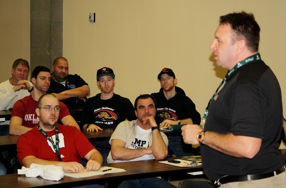 Yannick Thibault, de Lac M&eacute;gantic, a &eacute;t&eacute; honor&eacute; par le Vert & Or &agrave; titre de personnalit&eacute; de l'ann&eacute;e en football, lors de la r&eacute;cente clinique des entra&icirc;neurs.