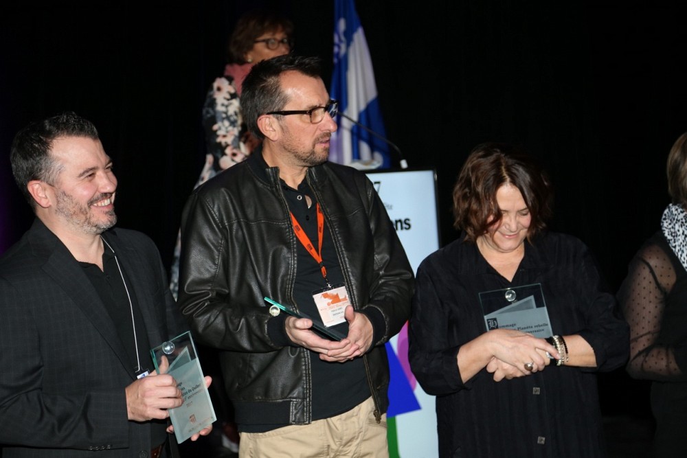 Pascal Gen&ecirc;t, responsable p&eacute;dagogique des programmes de 2e cycle en &eacute;dition (au centre), en compagnie d'Alexandre Bergeron, pr&eacute;sident de la coop&eacute;rative des Librairies ind&eacute;pendantes du Qu&eacute;bec - &lrm;Les libraires, et de Marie-Fleurette Beaudoin, directrice des &Eacute;ditions Plan&egrave;te rebelle, lors du 5 &agrave; 7 du livre en f&ecirc;te au Salon du livre de Montr&eacute;al.