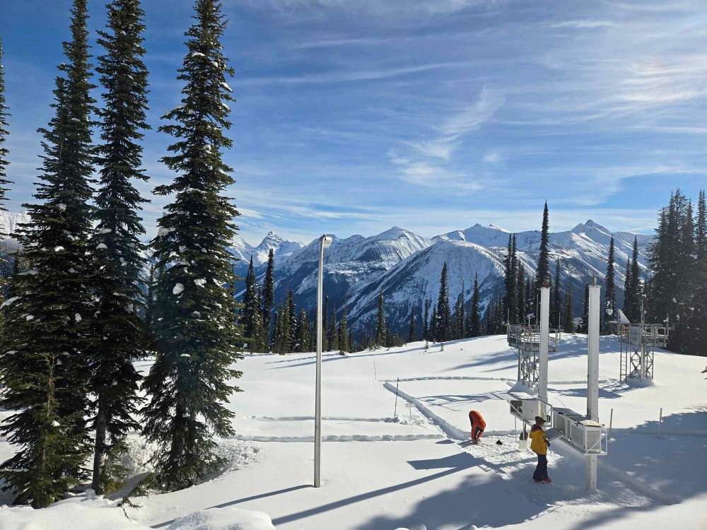 Au site d&rsquo;&eacute;tude Fidelity, des employ&eacute;s de Parcs Canada font leurs relev&eacute;s journaliers (photo fournie).