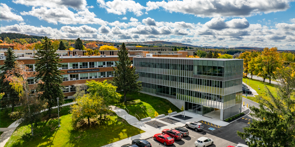 Le pavillon A5 de la Facult&eacute; des lettres et sciences humaines de l'Universit&eacute; de Sherbrooke respecte les principes de d&eacute;veloppement durable et de sant&eacute; organisationnelle actuels et offre &agrave; la communaut&eacute; de nouveaux espaces de recherche et d'&eacute;tudes.