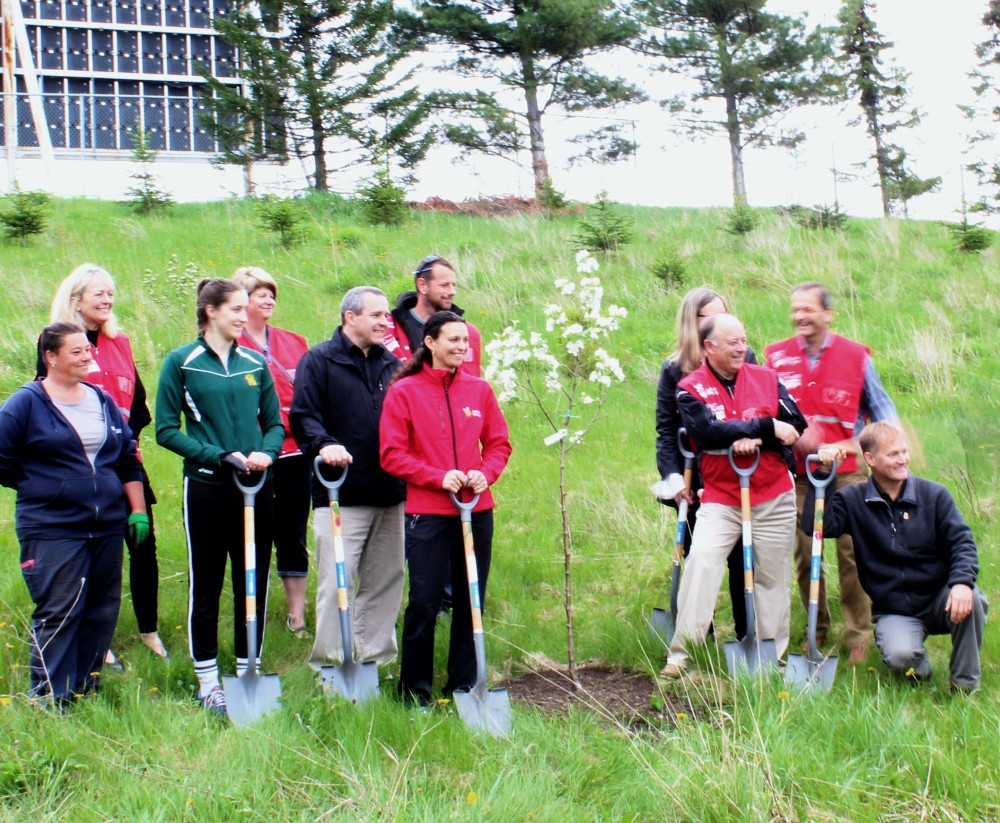 Des membres de l'&eacute;quipe DD, de l'Op&eacute;ration Nez Rouge, du Service des immeubles et des repr&eacute;sentants du Vert & Or ont proc&eacute;d&eacute; &agrave; la plantation des 16 premiers arbres de la For&ecirc;t nez Rouge de Sherbrooke.