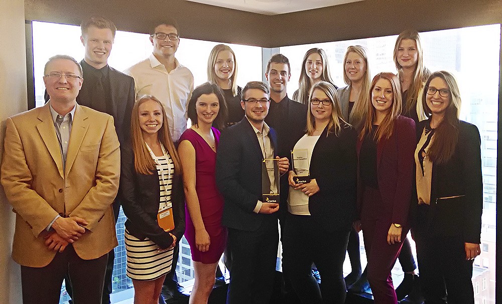 Le groupe Enactus Universit&eacute; de Sherbrooke comprend des &eacute;tudiants des facult&eacute;s d'administration, de droit et des lettres et sciences humaines. Il est accompagn&eacute; du professeur Jean-Fran&ccedil;ois Lalonde, &agrave; gauche.