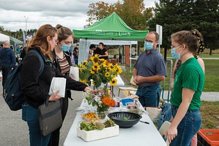 Les exposants du Jardin Zen&nbsp;7, dont Alain Fleury, coordonnateur &agrave; la vie &eacute;tudiante de la Facult&eacute; de m&eacute;decine et des sciences de la sant&eacute;, ont fait d&eacute;couvrir la r&eacute;colte du jardin nourricier adjacent au pavillon&nbsp;Z7.