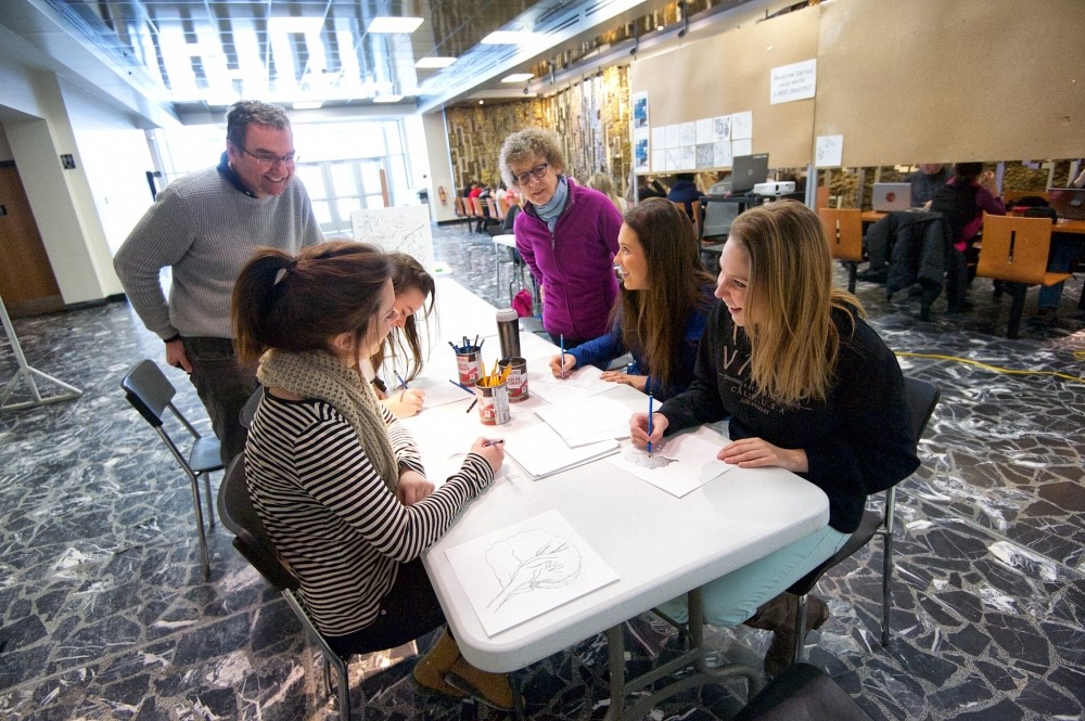 Le professeur Alain Savoie est un sp&eacute;cialiste de la didactique des arts &agrave; la Facult&eacute; d&rsquo;&eacute;ducation. On le voit ici &agrave; la Semaine des arts en &eacute;ducation, avec Madeline Deriaz, artiste invit&eacute;e lors d&rsquo;un &eacute;v&eacute;nement organis&eacute; le mois dernier.