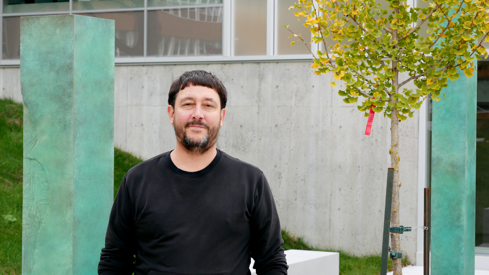 L'artiste Yann Pocreau a cr&eacute;&eacute; l'&oelig;uvre d'art publique L'alignement, install&eacute;e &agrave; proximit&eacute; du pavillon A5.