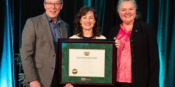 Louise Bienvenue reçoit le prix de la recherche et de la création catégorie <em>Sciences humaines et sociales </em>