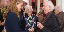 La professeure émérite Micheline Dumont reçoit le Prix du Gouverneur général en commémoration de l'affaire « personne »