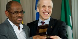 La Faculté de médecine et des sciences de la santé remet sa médaille <em>humaniste </em>au Pr<sup> </sup>Mahamane Maïga