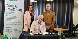 Former les médecins d’ici, pour soigner ici : une entente renouvelée pour l’UQAC, le CIUSS du Saguenay-Lac-Saint-Jean et la FMSS