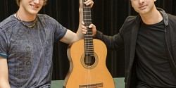 Le guitariste de Simple Plan fait don de sa guitare à l’École de musique de l’UdeS