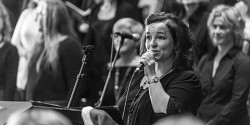 Le prix Engagement bénévole au sein de la collectivité remis à Isabelle Vallée, conseillère en communication à la FLSH
