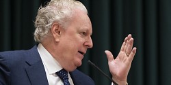Jean Charest aborde la place du Québec dans le monde