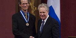 Louis Taillefer reçoit le titre d'officier de l'Ordre national du Québec