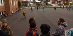 Des écoliers qui s’activent chaque matin avant la classe