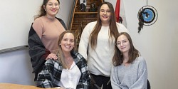 Quatre étudiantes en conférence sur les enjeux des communautés autochtones