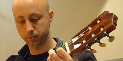 Jeff Stinco, de Simple Plan, fait don de sa guitare à l’École de musique de l’UdeS