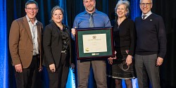 Alexandre Langlois reçoit le prix de l’Excellence de l’encadrement aux études supérieures
