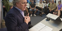 Le premier ministre Jean Charest rencontre les étudiants de l'École de politique appliquée