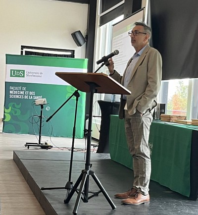 Le vice-doyen aux &Eacute;tudes m&eacute;dicales pr&eacute;doctorales &Eacute;ric Lavoie, &agrave; l'ouverture des Journ&eacute;es du programme, qui se sont d&eacute;roul&eacute;es les 20 et 21 octobre au Club de golf de Sherbrooke.