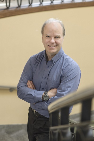 Michel Lafleur, dipl&ocirc;m&eacute; et professeur &agrave; l'&Eacute;cole de gestion
