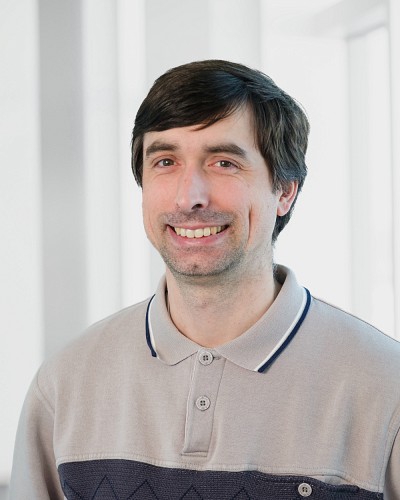 Marc-Andr&eacute; T&eacute;trault, professeur au D&eacute;partement de g&eacute;nie &eacute;lectrique et de g&eacute;nie informatique &agrave; la Facult&eacute; de g&eacute;nie, et membre de l&rsquo;Institut quantique de l&rsquo;UdeS ainsi que de l'Institut interdisciplinaire d'innovation technologique de l'UdeS