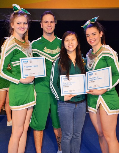 Anne Julie Goupil, Vincent Robert, Ji-Yan S&eacute;guin et Val&eacute;ry Bouchard, de l'&eacute;quipe de cheerleading Vert&nbsp;&&nbsp;Or, ont m&eacute;rit&eacute; des honneurs individuels au terme de la saison&nbsp;2014.