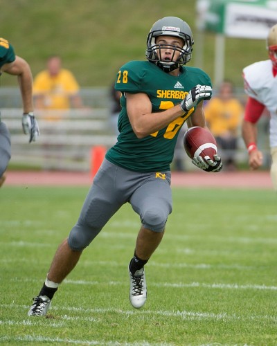 F&eacute;lix Bouthillier-Gagn&eacute; et le Vert&nbsp;&&nbsp;Or n'ont pu inscrire de points samedi, face au Rouge et Or en match d'ouverture locale au stade de l'UdeS.