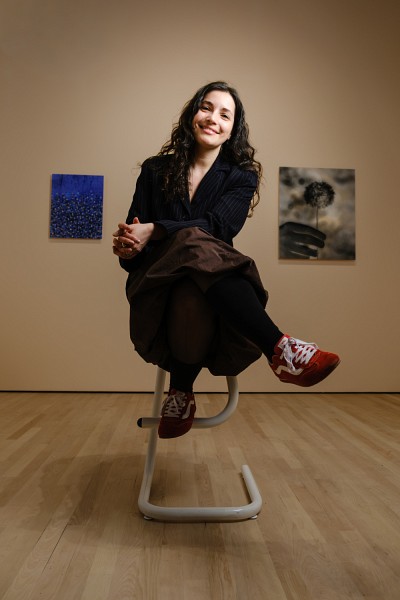 Roxanne Labr&egrave;che P. agit &agrave; titre de conservatrice et de directrice de la galerie d'art Antoine-Sirois, situ&eacute;e au Campus principal. En mai 2025, elle a organis&eacute; l'exposition Celles qui font l'histoire, en hommage aux femmes artistes de la Collection d'&oelig;uvres d'art de l'UdeS.&nbsp;