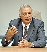 Roger No&euml;l, doyen de la Facult&eacute; d'administration