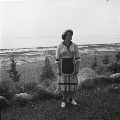 Femme r&eacute;sidant &agrave; l'&Icirc;le-aux-Coudres, 1950.Biblioth&egrave;que et Archives nationales du Qu&eacute;bec. P728, S1, D1, P4-25 /Fonds Lida Moser / &Icirc;le-aux-Coudres - Chapelle des processions / Lida Moser - 1950