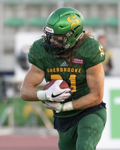 Le porteur de ballon de quatri&egrave;me ann&eacute;e du Vert & Or Gabriel Polan.