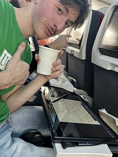 Les devoirs de math&eacute;matiques ont &eacute;t&eacute; compl&eacute;t&eacute;s dans l&rsquo;avion.