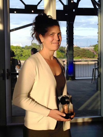 Chlo&eacute; Legris alors qu'elle recevait la distinction Honoris Genius - Entrepreneuriat de l'Ordre des ing&eacute;nieurs du Qu&eacute;bec (OIQ) en 2024