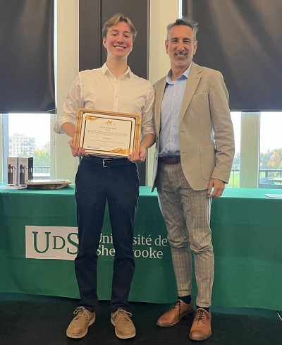 &Eacute;li Blais a re&ccedil;u le prix Engagement des mains du vice-doyen au &Eacute;tudes m&eacute;dicales pr&eacute;doctorales, &Eacute;ric Lavoie.