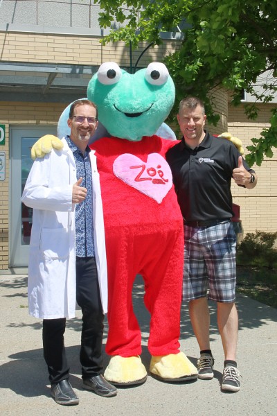Le Pr Pierre-Luc Boudreault de l'IPS, la mascotte du Fonds des Millepattes et le pr&eacute;sident et fondateur Stephen Walker